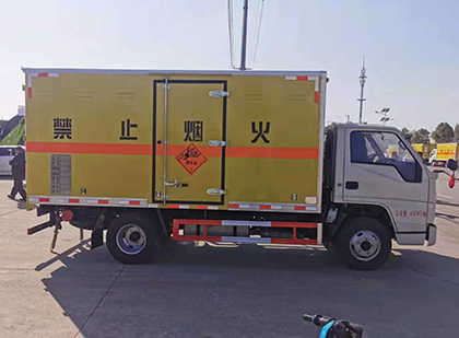 中方爆破器材运输车工人安全操作规范与智能技术保障
